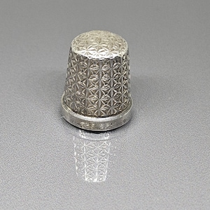 Antique 1931 Waite Thresher Dome Thimble Dorcas Pattern Size 16 The SPA Birmingham Henry Griffith & Sons Ltd 925 Sterling Silver SN095