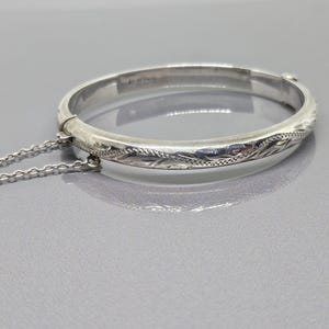 Vintage 1981 Hinged Half Etched Design Bangle Bracelet 0.6cm