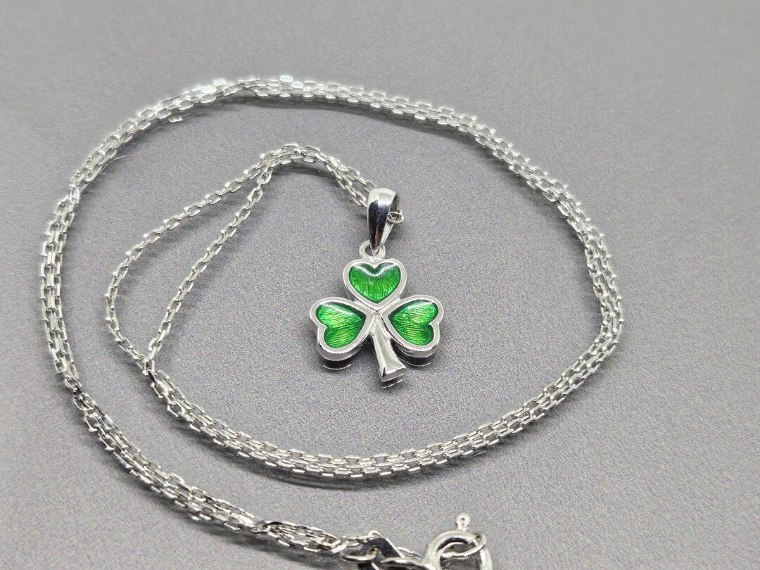 SOLVAR Green Enamel Shamrock Pendant Necklace Lucky - Main Image