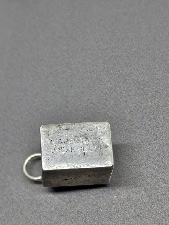 Vintage 1970s 10 Pound Note, In Emergency Break Glass Money Box Charm Ten Pound Money Box Charm 925 Sterling Silver SN055 R View 6