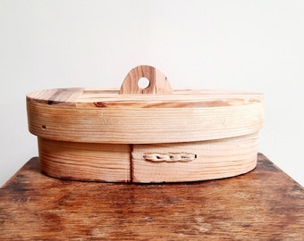 Zweedse handgemaakte ovale houten kist