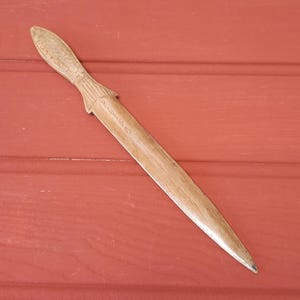 Abrecartas vintage de madera tallada con forma de pez