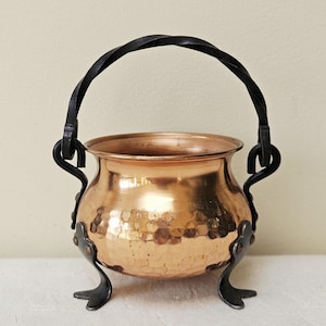 Puede incluir: Un juego de tres tazas de cerámica con un acabado mate moteado. Las tazas son de color crema, marrón claro y marrón oscuro. Cada taza tiene un diseño simple y minimalista y un asa redondeada.