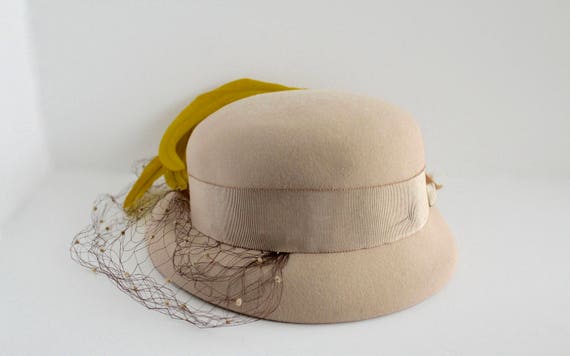 1940s Beige Felt Bonnet Hat with Ribbon Band, Bro… - image 2