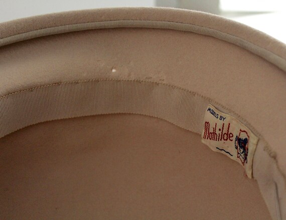 1940s Beige Felt Bonnet Hat with Ribbon Band, Bro… - image 9