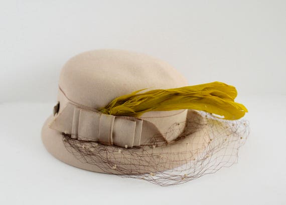 1940s Beige Felt Bonnet Hat with Ribbon Band, Bro… - image 4