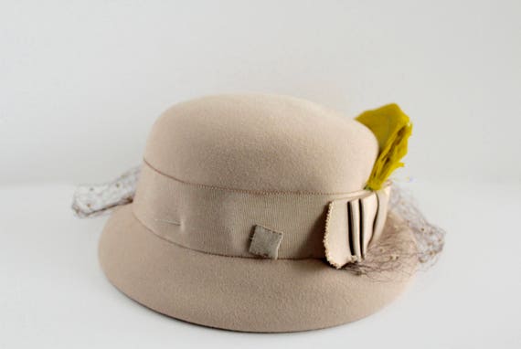 1940s Beige Felt Bonnet Hat with Ribbon Band, Bro… - image 3
