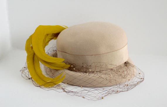1940s Beige Felt Bonnet Hat with Ribbon Band, Bro… - image 1