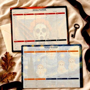 Peut inclure: Deux planificateurs hebdomadaires rectangulaires avec des impressions artistiques. Le planificateur supérieur présente un motif de crâne avec des en-têtes rouges, tandis que celui du bas montre un thème étoilé avec des en-têtes orange.