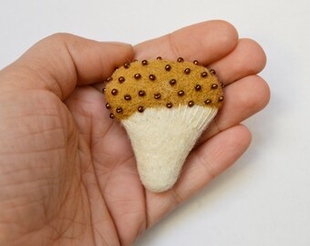Pilz Brosche aus Filz: Handgemachte Brosche aus Wolle mit Tschechischen Perlen