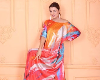 Vestido largo tipo caftán de satén de seda: ropa de resort con estampado de plumas