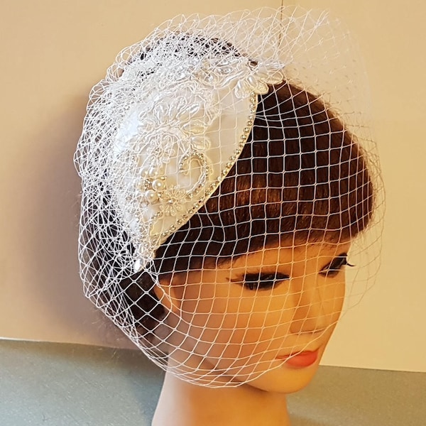 Birdcage voile chapeau fascinateur vintage années 1940-50s Fascinator Voile chapeau Blanc, Ivoire Tear drop hat birdcage veil. Fascinateur de cristal et voile 2Pc