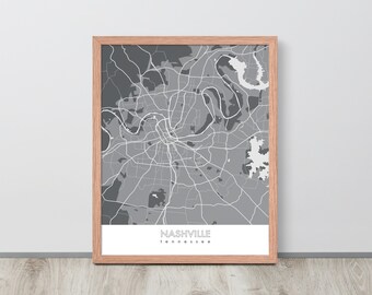 Może przedstawiać: Zobrazowana mapa Nashville w stanie Tennessee, z szarym tłem i białymi liniami przedstawiającymi ulice miasta. Rama jest wykonana z jasnobrązowego drewna.
