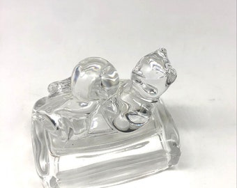 Super Cute Very Collectible 1995 Avon Crystal Cat Playing With Ball Paperweight