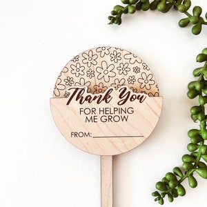 Titular de la tarjeta de regalo de agradecimiento al maestro digital SVG, gracias por ayudarme a cultivar el archivo de corte láser de estaca de plantas de jardín, patrón de puntuación floral