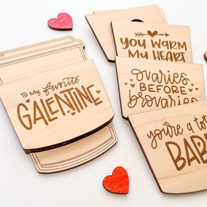 DIGITALE Galentine's Day Valentinstag Valentinstag Kaffeetasse Geschenkkartenhalter SVG Glowforge Laser Cut Datei, Valentinstag Geschenkkarte Geldhalter SVG