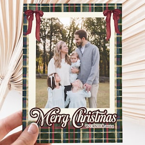 Sjabloon familiefoto kerstkaart in geruite feestdagen | Rood, groen, goud | Kaart van de fotocollage van de vakantie | Meteen bewerken | Preppy traditioneel