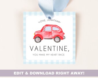 Puede incluir: Una etiqueta de regalo de San Valentín con una ilustración de un coche rojo sobre un fondo de cuadros vichy azules. La etiqueta dice "VALENTINE, YOU MAKE MY HEART RACE" e incluye el texto "-LOVE, JONATHAN-". Se adjunta una cinta azul claro.