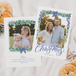 Plantilla de tarjeta navideña para hacer tú mismo, editar e imprimir. Hojas de acebo y lazos de acuarela, guirnalda. Navidad azul. Dos caras. Tarjeta con foto.