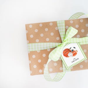 Geburtstags-Namensschild für Jungen | Sport | Geschenkanhänger | Karte oder Sticker | Bearbeitbar | Quadrat | Kleiner Junge Streifen | Grün | Gunst Tag Karte