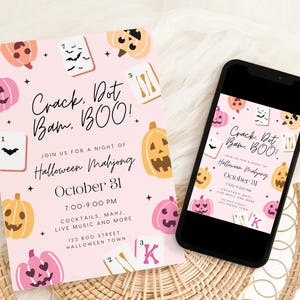 Könnte beinhalten: Eine rosa Halloween-Mahjong-Einladung mit Kürbissen und Spielsteinen. Die Einladung lautet "Crack, Dot, Bam, BOO!" und enthält Veranstaltungsdetails. Ein Smartphone zeigt dieselbe Einladung.