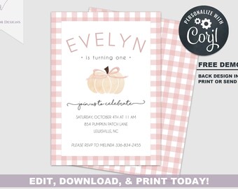 Op de afbeelding: Een printbare uitnodiging voor een eerste verjaardag met een roze en wit ruitjespatroon. De uitnodiging bevat een aquarel-illustratie van een pompoen met een roze strik en de tekst "Evelyn wordt één". De uitnodiging bevat ook de tekst "doe met ons mee om te vieren" en details over het feest, inclusief de datum, tijd, locatie en RSVP-informatie.