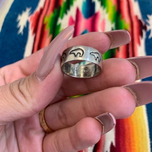 Vintage 1970s Sterling Silver Native American Fetish Band Ring Sz.6 image 6