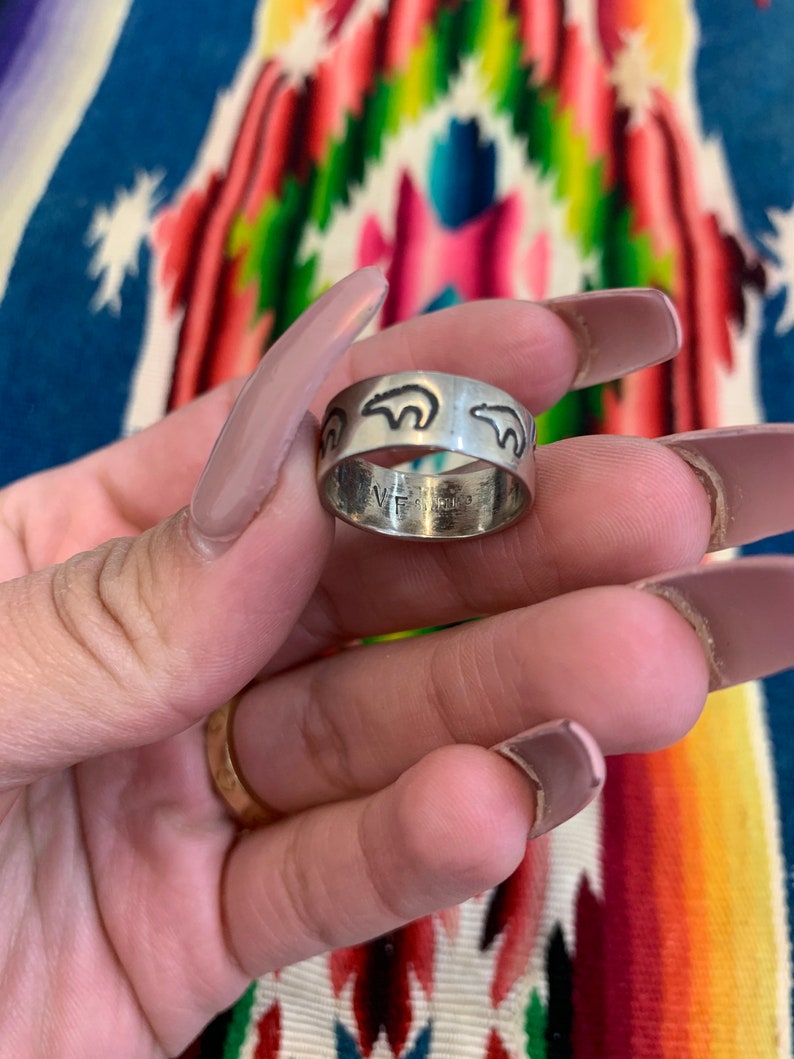Vintage 1970s Sterling Silver Native American Fetish Band Ring Sz.6 image 6