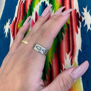 Vintage 1970s Sterling Silver Native American Fetish Band Ring Sz.6 image 2