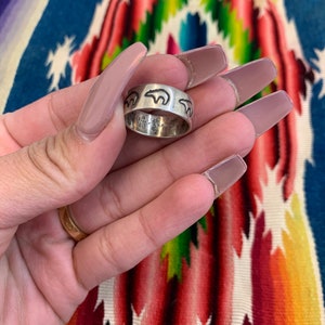 Vintage 1970s Sterling Silver Native American Fetish Band Ring Sz.6 image 5