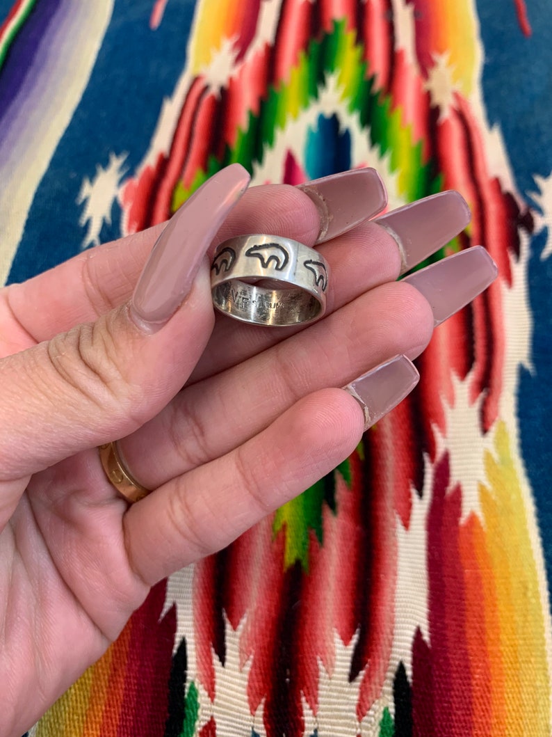 Vintage 1970s Sterling Silver Native American Fetish Band Ring Sz.6 image 5