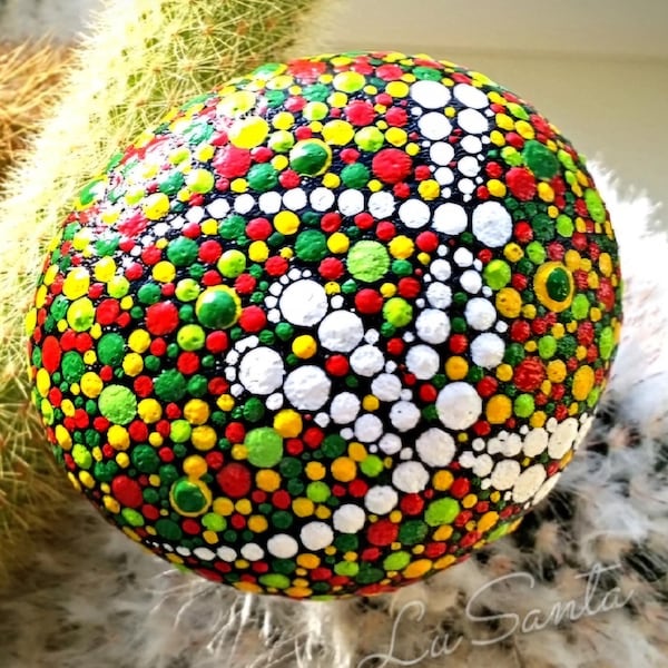 Handgemachter acrylfarbener Kieselstein, Stein mit Libellen, Dot Art Technik, Dekoration im Boho-Stil