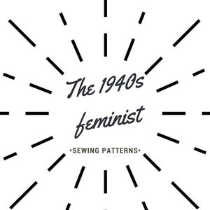 Może przedstawiać: Czarno-biały projekt graficzny z rozbłyskiem linii promieniujących z centrum. Tekst "The 1940s feminist" znajduje się w centrum projektu. Tekst "*SEWING PATTERNS*" znajduje się pod głównym tekstem.