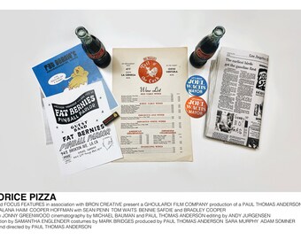 Peut inclure: Une image à plat de divers objets liés au film "Licorice Pizza."  Les objets comprennent deux bouteilles de Coca-Cola, un journal, un menu et deux prospectus pour "Fat Bernie's Pinball Parlor."  Le titre du journal est "The excellent birds get the gasoline first."  Le menu est pour "Tail o' the Cock" et comprend une liste de vins.  Les prospectus pour "Fat Bernie's Pinball Parlor" comprennent l'adresse "945 N.  Brixtion Ave.  L.A. CA."