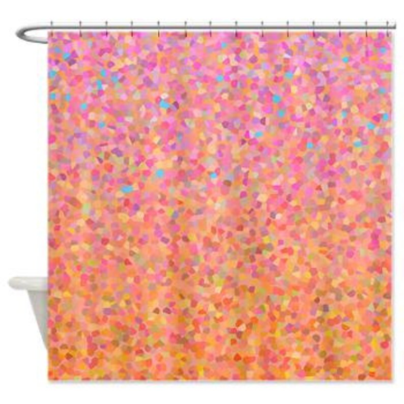 K&ouml;nnte beinhalten: Ein Duschvorhang mit einem Mosaikmuster in Pink, Orange, Gelb und Blau.
