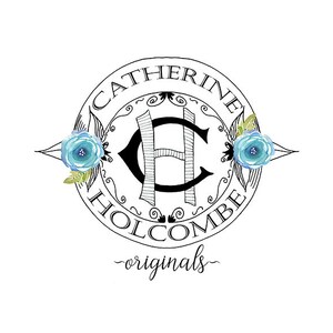 Pu&ograve; includere: Logo in bianco e nero con il testo "Catherine Holcombe originals" in un cerchio con un monogramma "CH" stilizzato al centro. Il logo &egrave; circondato da due fiori blu.