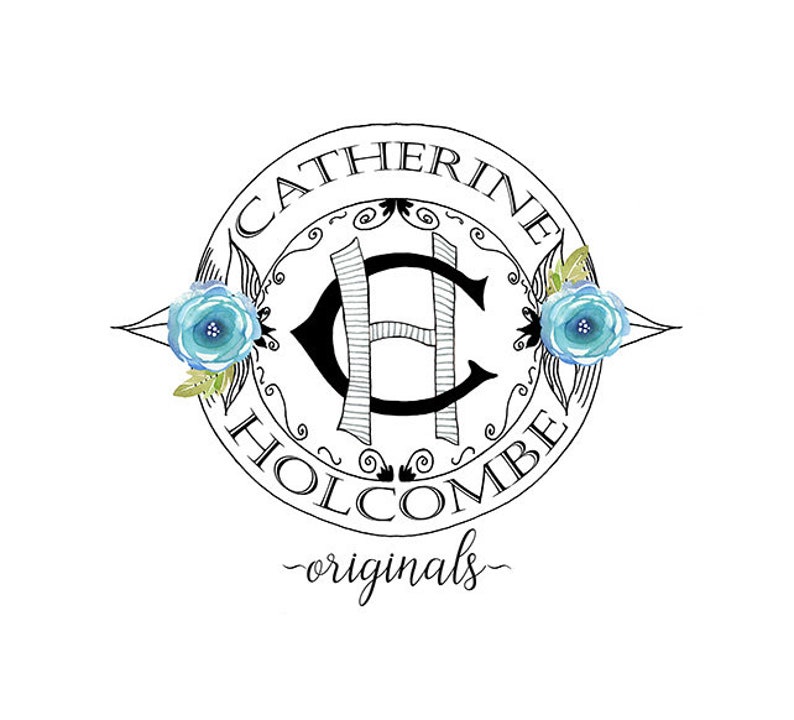 Pu&ograve; includere: Logo in bianco e nero con il testo "Catherine Holcombe originals" in un cerchio con un monogramma "CH" stilizzato al centro. Il logo &egrave; circondato da due fiori blu.