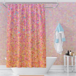 K&ouml;nnte beinhalten: Ein rosa-orangener Duschvorhang mit Mosaikmuster. Der Vorhang h&auml;ngt in einem Badezimmer mit einer wei&szlig;en Badewanne und einem wei&szlig;en Handtuch, das an einem Haken h&auml;ngt.