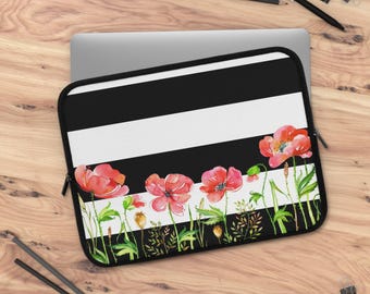 Könnte beinhalten: Laptoptasche mit einem schwarz-weiß gestreiften Design und einem Aquarell-Blumenrand mit roten Mohnblumen. Die Tasche hat einen schwarzen Reißverschluss und ist aus strapazierfähigem Material gefertigt.