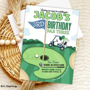 以下が含まれることがあります： 緑と青のグラフィックが施された、ゴルフをテーマにした誕生日招待状。「Jacob's 3rd Birthday Par Three」と書かれており、ゴルフコースのイラストが描かれています。テキストには、パーティーの日時と場所が含まれています。