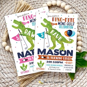 Puede incluir: Dos invitaciones de cumpleaños de color verde con temática de dinosaurios para un mini golf. Las invitaciones muestran un dinosaurio verde sosteniendo un palo de golf y una bandera rosa y azul. El texto de las invitaciones dice "Join us for a Dino-mite Mini-Golf Celebration" y "Mason is turning five!" Las invitaciones también incluyen la fecha, la hora y el lugar de la fiesta.
