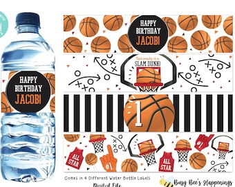 Puede incluir: Cuatro etiquetas de botella de agua imprimibles con temática de baloncesto. Las etiquetas tienen un fondo blanco con detalles en negro y rojo. Las etiquetas muestran balones de baloncesto, una canasta de baloncesto y el texto "¡Feliz cumpleaños Jacob!" y "¡Esta fiesta es un mate!"