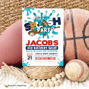 Op de afbeelding: Een blauwe en rode uitnodiging voor Jacob's 8e verjaardagsfeest. De uitnodiging toont een waterplas met sportuitrusting zoals een honkbalknuppel, honkbal, basketbal en voetbal. De uitnodiging is voor een all-star viering in het YMCA West County op 21 augustus van 14:50 tot 16:30 uur.