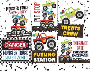 Może przedstawiać: Zestaw pięciu prostokątnych znaków z grafikami monster trucków i tekstem. Znaki zawierają napisy takie jak Monster Truck Parking Only, Pit Stop, Treats for the Crew, Danger Monster Truck Crash Zone, Fueling Station oraz Entrance Gate.