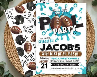 Könnte beinhalten: Zwei Einladungen für eine Poolparty mit Footballs und dem Text "Pool Party" und "Jacob's 8th Birthday Bash!". Die Einladungen liegen auf einem geflochtenen Korb. Eine Einladung hat Footballs und Helme.