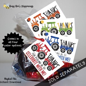Puede incluir: Cuatro etiquetas de agradecimiento de tractor con tractores de diferentes colores. Las etiquetas dicen "&iexcl;Gracias por venir a celebrar conmigo!" y "&iexcl;Gracias por venir a celebrar conmigo!" Las etiquetas se venden por separado.