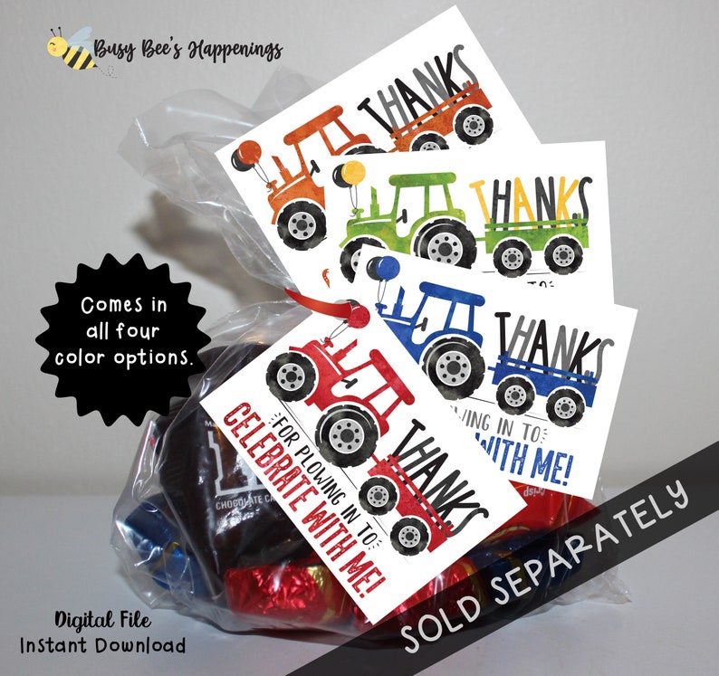 Puede incluir: Cuatro etiquetas de agradecimiento de tractor con tractores de diferentes colores. Las etiquetas dicen "&iexcl;Gracias por venir a celebrar conmigo!" y "&iexcl;Gracias por venir a celebrar conmigo!" Las etiquetas se venden por separado.