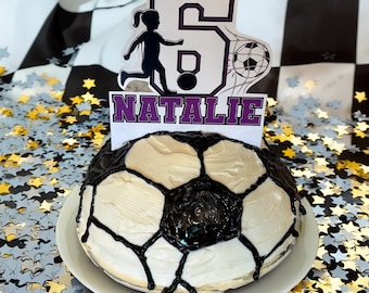 Adorno para tarta de cumpleaños de fútbol femenino: Decoración personalizada para tarta deportiva con nombre y edad (archivo digital)