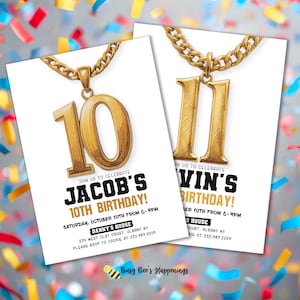 Puede incluir: Dos invitaciones de cumpleaños con cadenas y colgantes dorados que muestran los números 10 y 11. Las invitaciones dicen "¡10º Cumpleaños de Jacob!" y "¡Cumpleaños de Vin!" con detalles del evento.