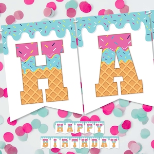 Peut inclure: Une bannière d'anniversaire avec les lettres "H" et "A" conçues comme des cônes de crème glacée. Les lettres sont sur des fanions blancs avec un motif de crème glacée bleu clair et rose. Les mots "Happy Birthday" sont également sur une bannière.